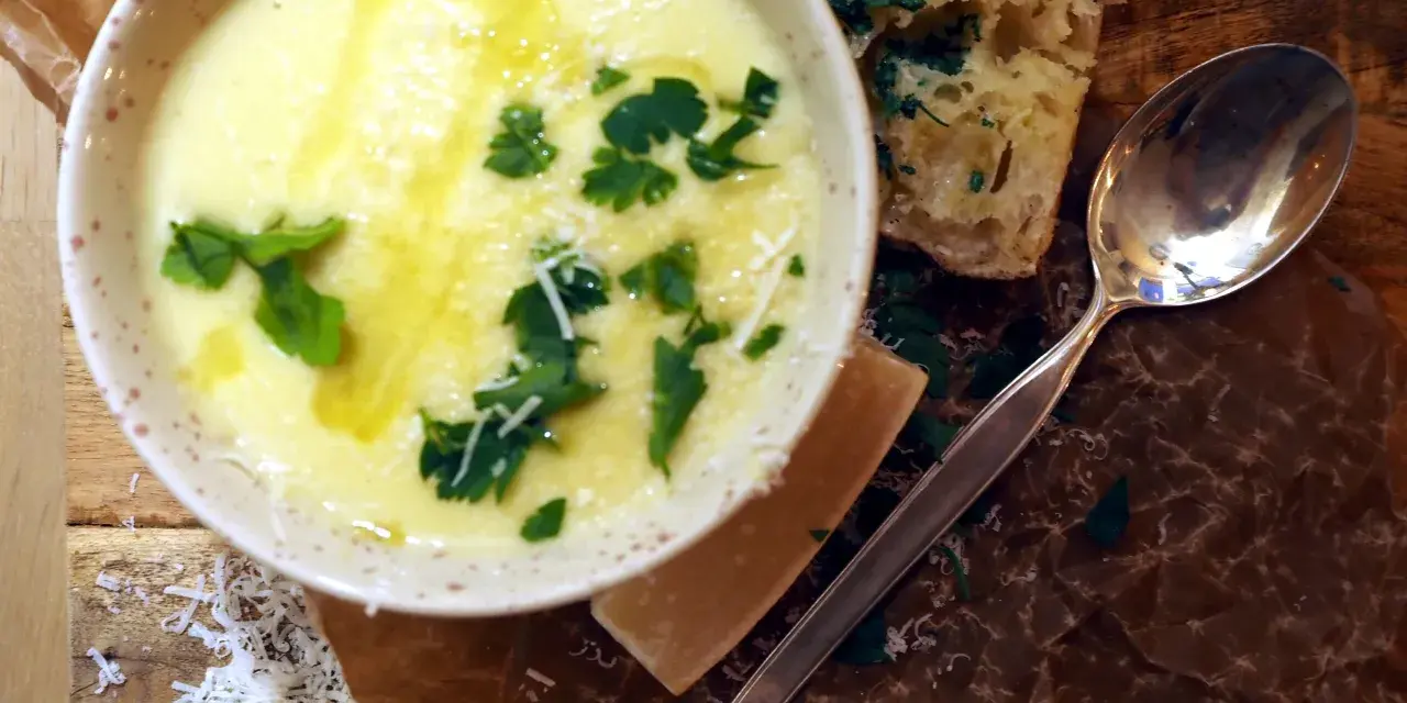 Krämig soppa utan mixer, toppad med persilja och parmesan. Serveras med ett gott bröd och en sked.
