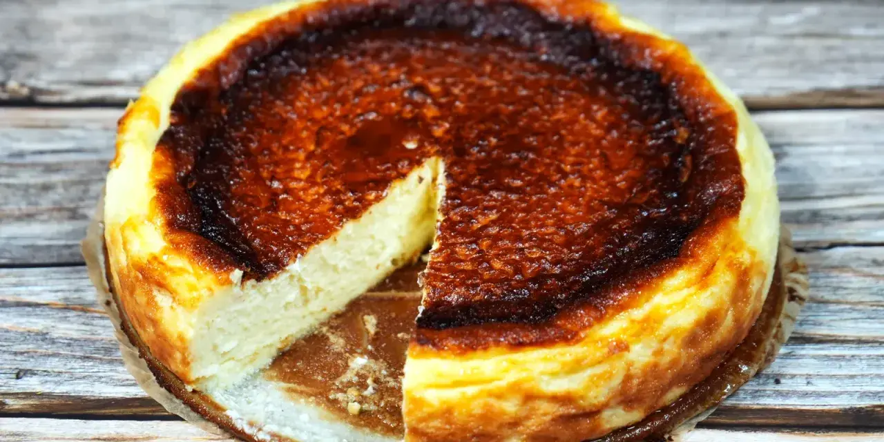 En krämig baskisk cheesecake med en härligt bränd yta, redo att avnjutas.