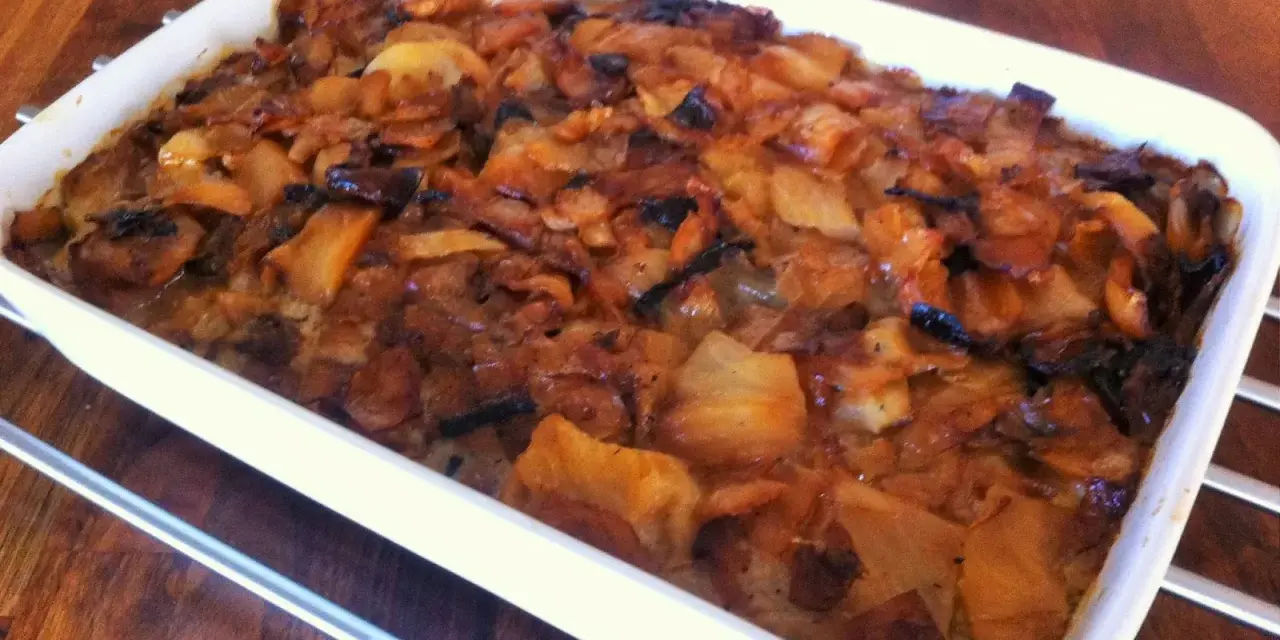 En nygräddad farmors kålpudding i en vit ugnsform, gyllene och inbjudande.