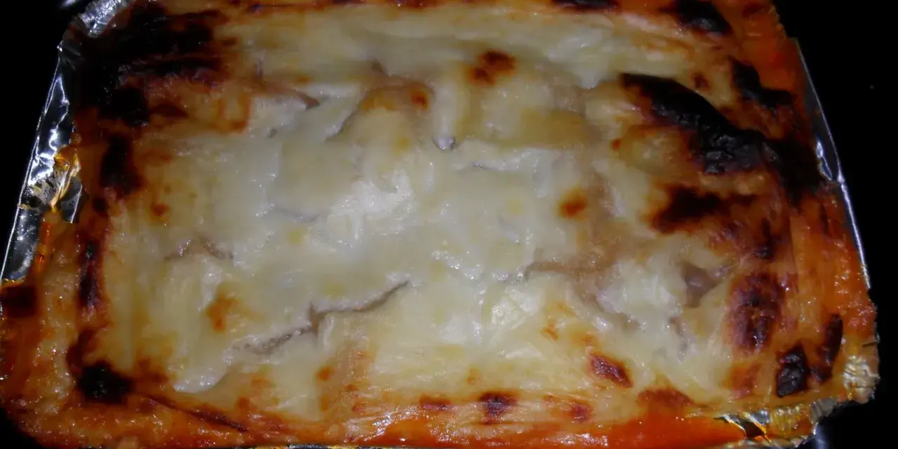En ugnsbakad lasagne i aluminiumform, perfekt att frysa in lasagne för framtida middagar.