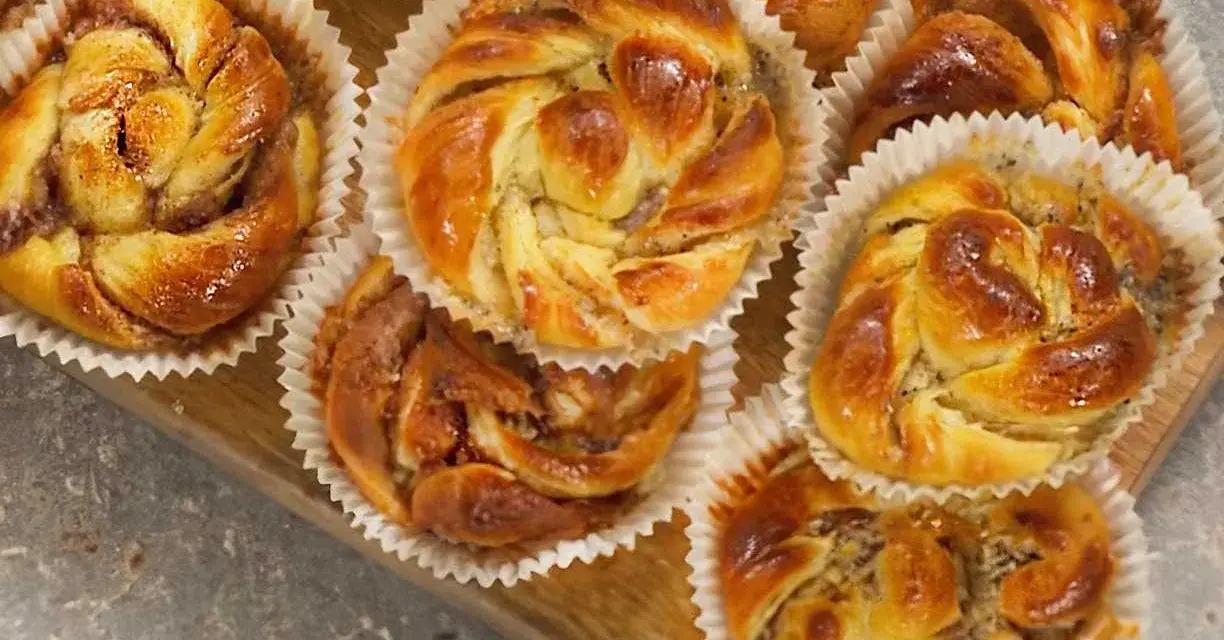 Gyllene bullar med mandelmassa och vallmofrön, bakade till perfektion. En härlig syn för ögat och en njutning för smaklökarna.