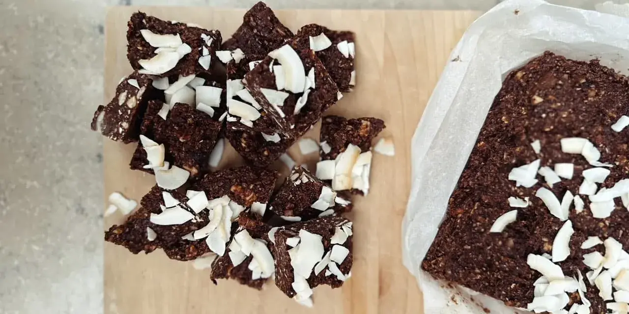 Chokladbitar med kokosflingor, perfekta att baka med dadlar. Enkla att göra och goda att äta.