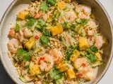 En läcker asiatisk sallad med räkor, mango, gurka, glasnudlar och jordnötter.