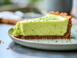En krämig lime cheesecake med krispig botten, toppad med rivet limeskal. En perfekt dessert för en solig dag.