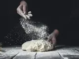 Händer strör mjöl över deg. En berättelse om svenskt bröd och kärleken till bakning med bra **bread flour svenska**.