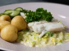 En portion stuvad spetskål med fisk, potatis och gurka. En klassisk svensk rätt som smakar ljuvligt.