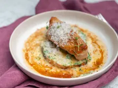 En saftig kycklingfilé toppad med parmesan och örter, serverad på en bädd av krämig grönsakspuré med en smakrik sås. Ett perfekt middagstips vardag!