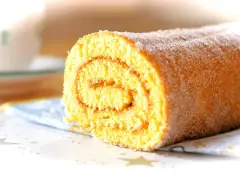En saftig glutenfri rulltårta med sockerströssel, perfekt för fikat.