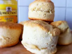 En hög med fluffiga engelska scones, redo att serveras med Robertsons Lemon Curd.