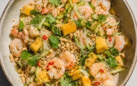 En läcker asiatisk sallad med räkor, mango, gurka, glasnudlar och jordnötter.