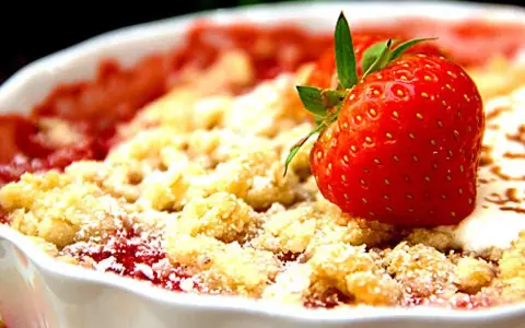 En härlig crumble med jordgubbar, perfekt att baka med. En saftig jordgubbsbotten toppad med smuldeg och en färsk jordgubbe som dekoration.