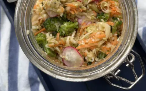 En härlig 3 veckors sallad i glasburk med krispig vitkål, morot, broccoli och rädisor. Perfekt för matlådan!