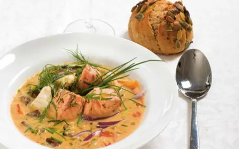En krämig fisksoppa med lax och dill, perfekt för att frysa in och njuta av senare. Serveras med ett fröbröd.
