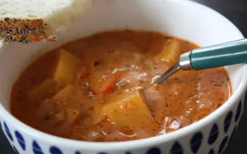 En värmande cowboy soppa med potatis och en bit bröd.