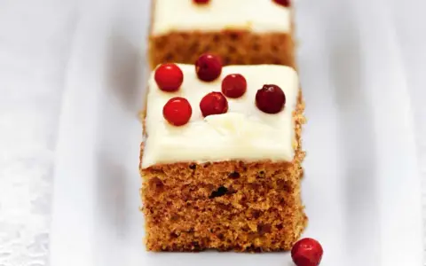 Mjuk pepparkaka med frosting och lingon. En härlig julsmak som smälter i munnen.