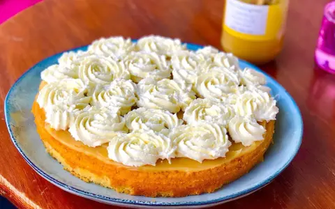En härlig citronkaka med fluffig grädde, perfekt att baka med citron.