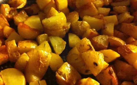 Ugnsrostad potatis, gyllene och krispig. En härlig rätt som väcker frågan: hur mycket potatis per person går åt?