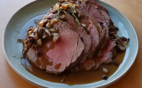 Saftig fransyska i ugn, låg temperatur, serverad med en mustig sås och karamelliserad lök. Perfekt för en fin middag.