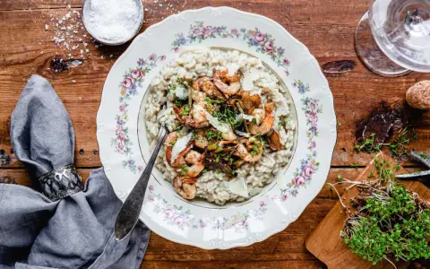 Krämig risotto med räkor och svamp. En perfekt rätt, och ja, kan man frysa risotto? Absolut, för att njuta senare!