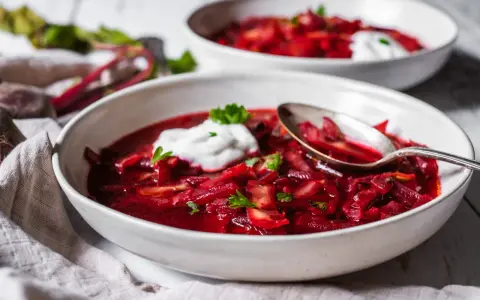 Varm och mustig borsjtj, perfekt för kalla dagar. Här är ett enkelt borsjtj recept med rödbetor, kål och en klick gräddfil.