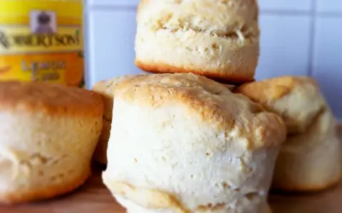 En hög med fluffiga engelska scones, redo att serveras med Robertsons Lemon Curd.