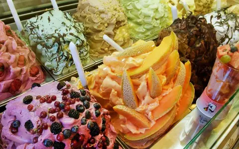 Färgglad italiensk glass med bär, melon och choklad. En fest för ögat och gommen!