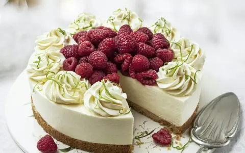 En krämig cheesecake med hallon och lime, perfekt som dessert nyårsafton.