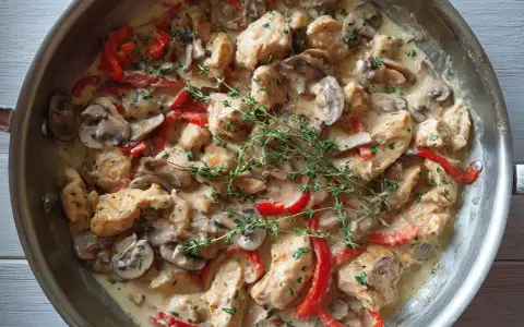 Kyckling i krämig sås med champinjoner och paprika, toppad med färsk timjan. En härlig kyckling creme fraiche-rätt.