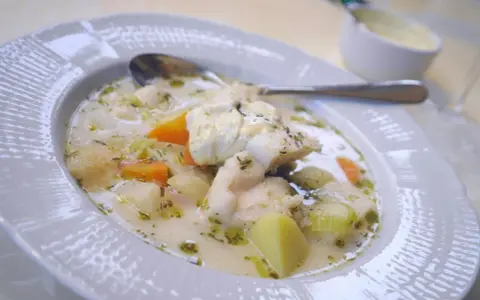 En värmande laxsoppa med potatis, morötter och en klick gräddfil. Perfekt för en kylig dag.