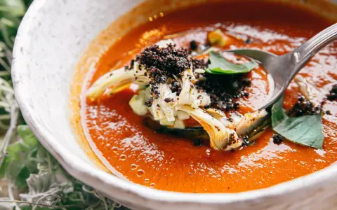 En krämig tomatsoppa med kronärtskocka och örter, en nyttig soppa för att gå ner i vikt.