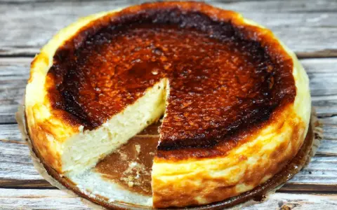 En krämig baskisk cheesecake med en härligt bränd yta, redo att avnjutas.