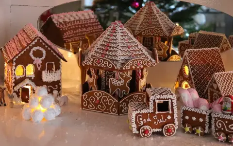 En hel by av pepparkakshus, med ett karusellhus i mitten och ett tåg som säger "God Jul".