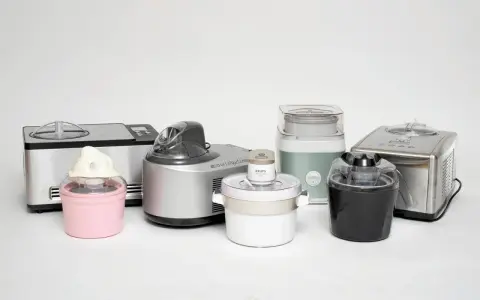 En samling glassmaskiner i olika färger och modeller, redo att skapa hemmagjord glass.