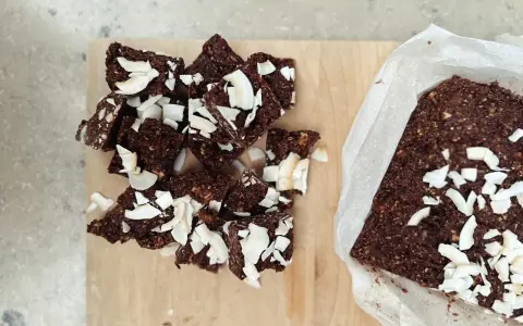 Chokladbitar med kokosflingor, perfekta att baka med dadlar. Enkla att göra och goda att äta.