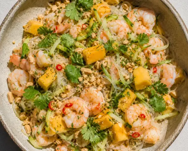 En läcker asiatisk sallad med räkor, mango, gurka, glasnudlar och jordnötter.