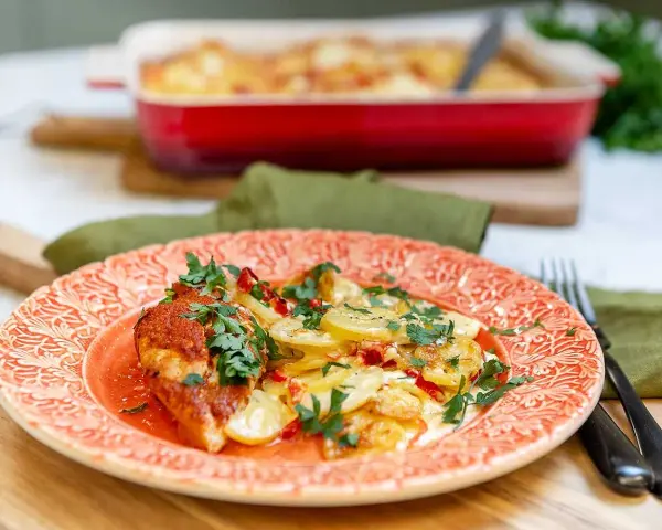 En läcker kycklingrätt med tunna potatisskivor, toppad med färsk persilja. En härlig kyckling potatis-kombination!