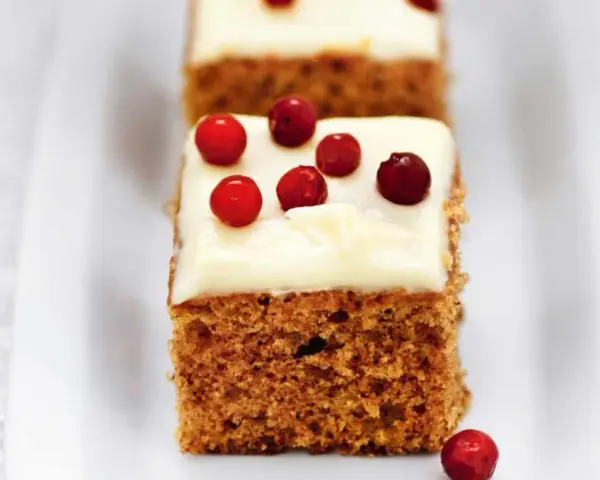 Mjuk pepparkaka med frosting och lingon. En härlig julsmak som smälter i munnen.