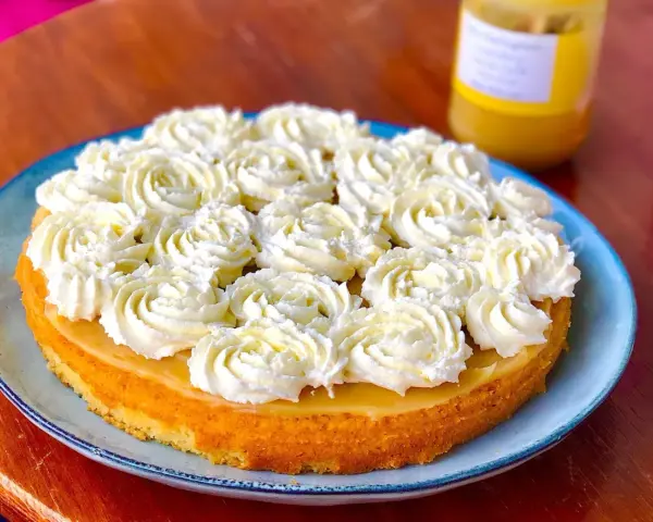 En härlig citronkaka med fluffig grädde, perfekt att baka med citron.