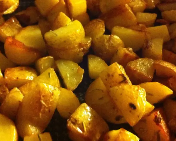 Ugnsrostad potatis, gyllene och krispig. En härlig rätt som väcker frågan: hur mycket potatis per person går åt?