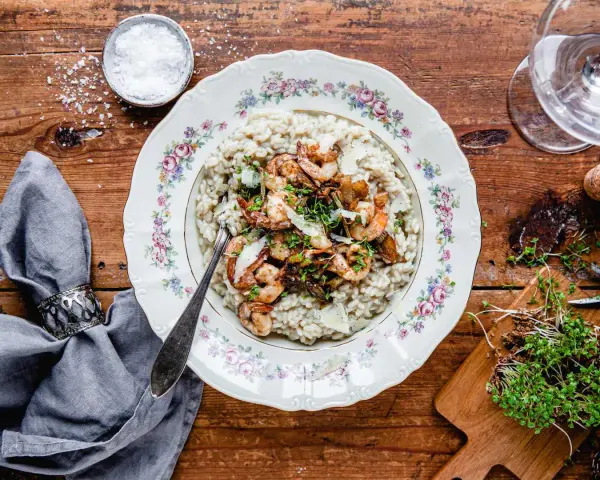Krämig risotto med räkor och svamp. En perfekt rätt, och ja, kan man frysa risotto? Absolut, för att njuta senare!