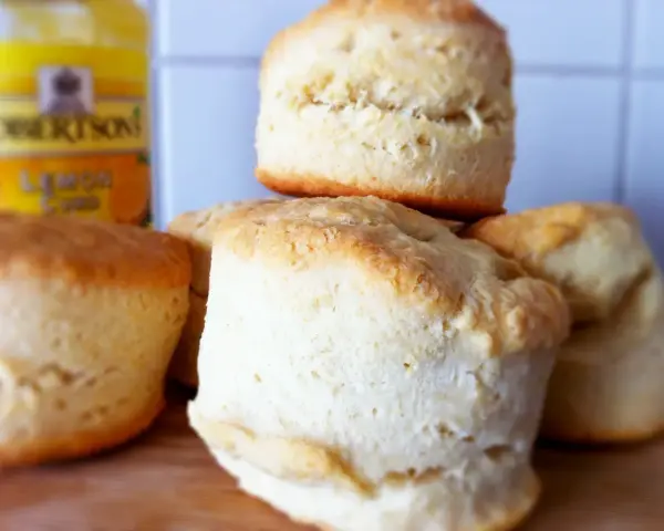 En hög med fluffiga engelska scones, redo att serveras med Robertsons Lemon Curd.