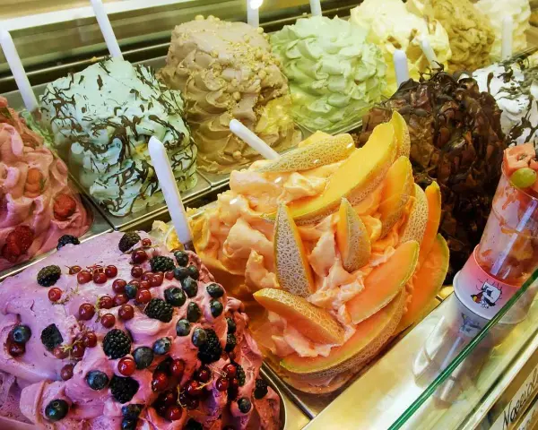 Färgglad italiensk glass med bär, melon och choklad. En fest för ögat och gommen!