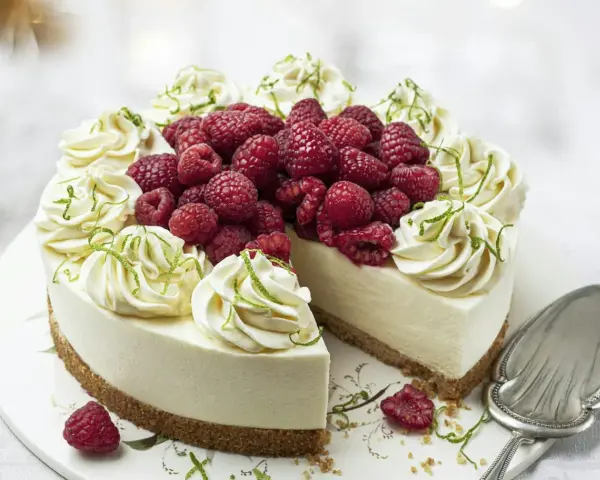 En krämig cheesecake med hallon och lime, perfekt som dessert nyårsafton.