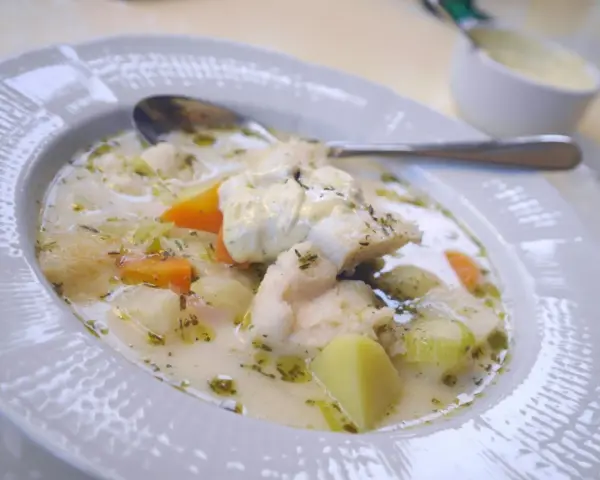En värmande laxsoppa med potatis, morötter och en klick gräddfil. Perfekt för en kylig dag.