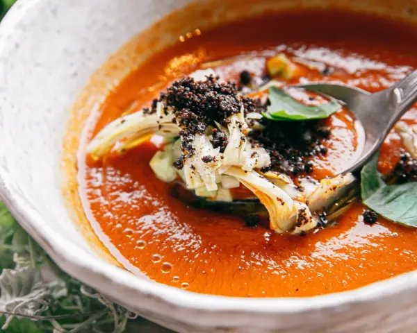 En krämig tomatsoppa med kronärtskocka och örter, en nyttig soppa för att gå ner i vikt.