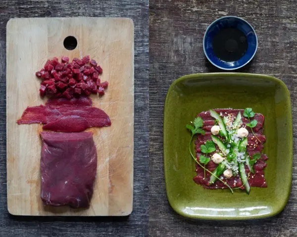 Förberedelser för asiatisk råbiff: rått kött i bitar och skivor på en skärbräda, färdig rätt med gurka, örter och sesamfrön på en grön tallrik.