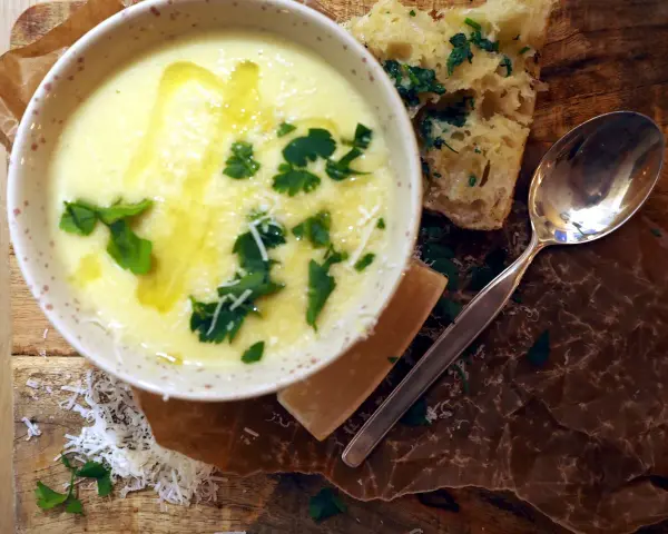 Krämig soppa utan mixer, toppad med persilja och parmesan. Serveras med ett gott bröd och en sked.