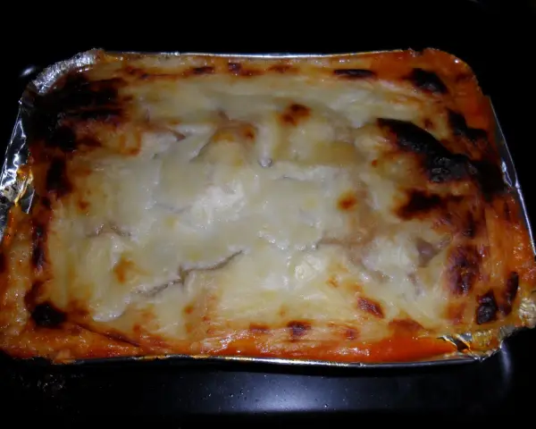 En ugnsbakad lasagne i aluminiumform, perfekt att frysa in lasagne för framtida middagar.