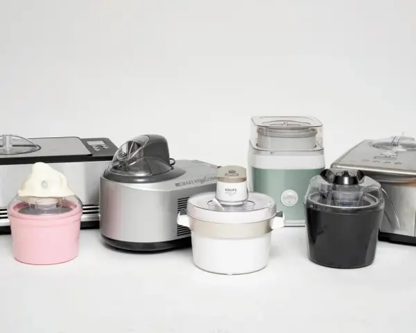 En samling glassmaskiner i olika färger och modeller, redo att skapa hemmagjord glass.