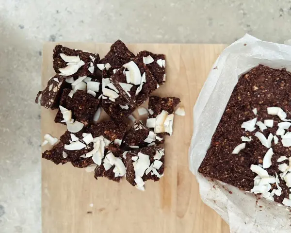 Chokladbitar med kokosflingor, perfekta att baka med dadlar. Enkla att göra och goda att äta.